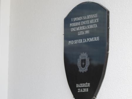 Odkritje spominske plošče na stavbi Osnovne šole Janeza Kuharja Razkrižje 28